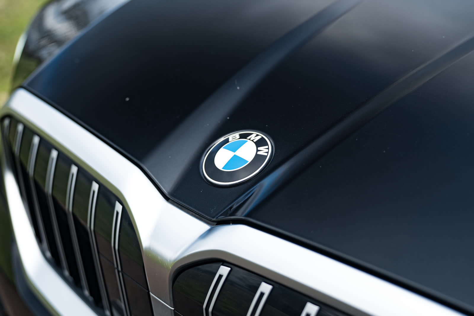 BMW bonnet badge and grille close-up, Avant Drive